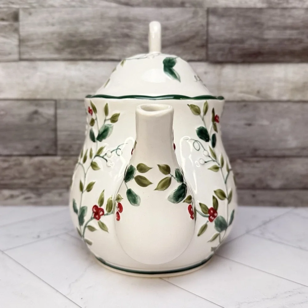 Pfaltzgraff Winterberry Sculpted Classic 6 Cups Teapot Tea Green Red Floral